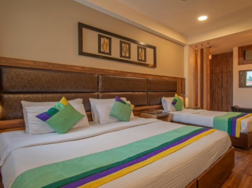 Hotel Imperial Park Sector 45 Гургаон Екстериор снимка