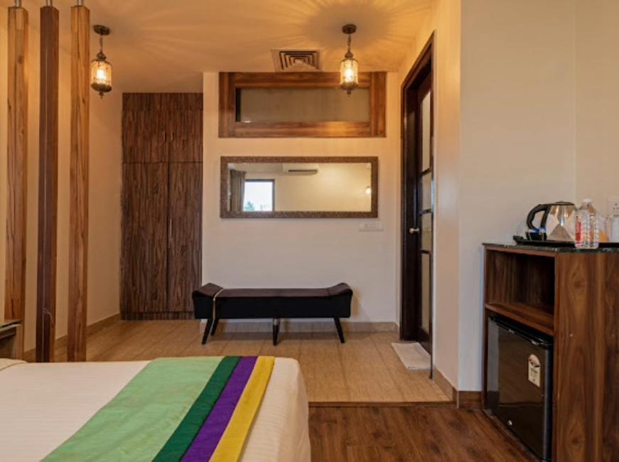 Hotel Imperial Park Sector 45 Гургаон Екстериор снимка