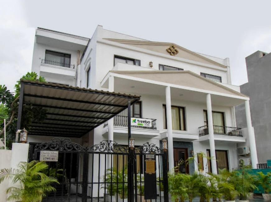 Hotel Imperial Park Sector 45 Гургаон Екстериор снимка